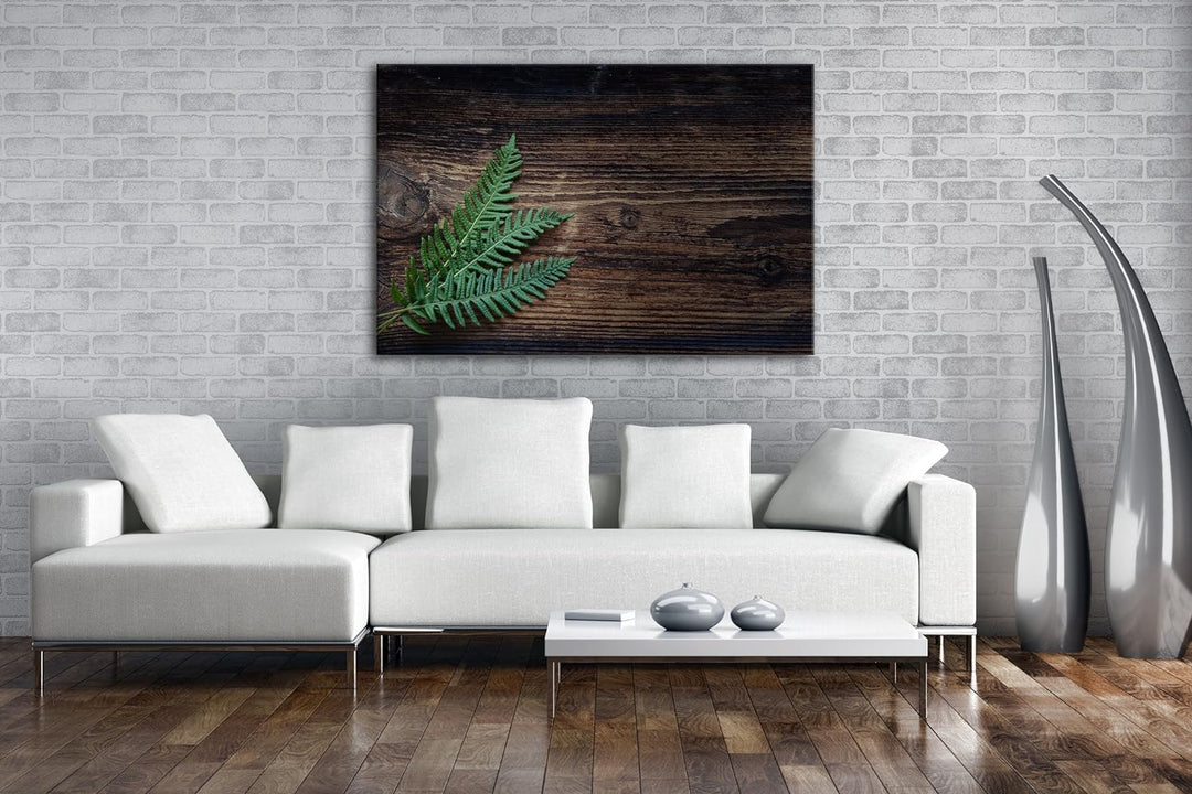 deyoli kleiner grüner Farn auf einer Holztischplatte Format: 80x60 als Leinwand, Motiv fertig gerahm