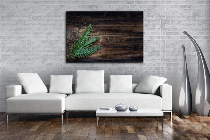 deyoli kleiner grüner Farn auf einer Holztischplatte Format: 80x60 als Leinwand, Motiv fertig gerahm