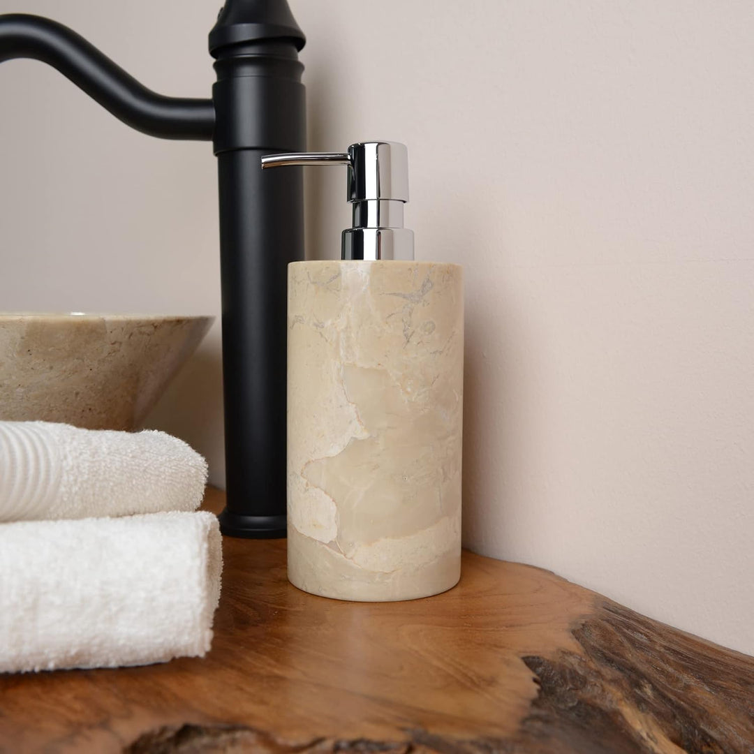 WOHNFREUDEN Marmor Seifenspender Creme 15 cm - Bad Seifenspender Stein Accessoire