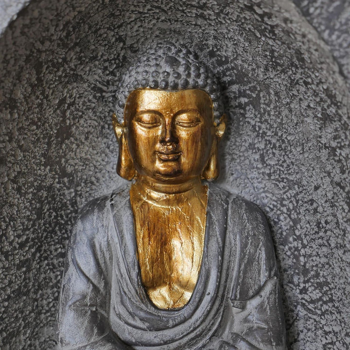 Rivanto® Sitzende Buddha Statue in Steinhöhle, Höhe 28,5 cm, Steinoptik Deko Figur mit Goldener Haut