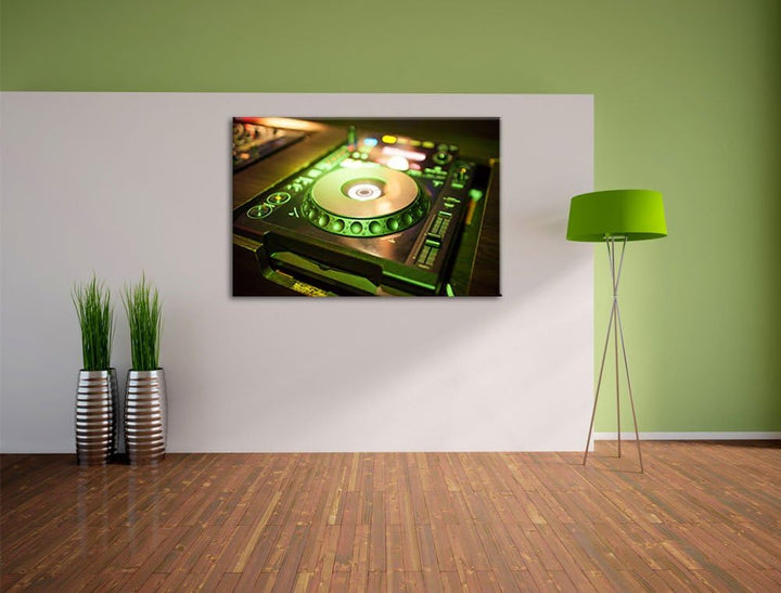 Grün beleuchteter DJ Pult, Format: 100x70 auf Leinwand, XXL riesige Bilder fertig gerahmt mit Keilra