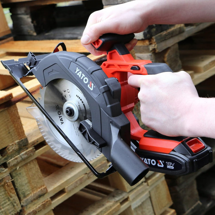 YATO Profi AKKU Handkreissäge 18V | 2,0 Ah Li-Ion Akku | Schnellladegerät | Staubsaugeradapter | Säg