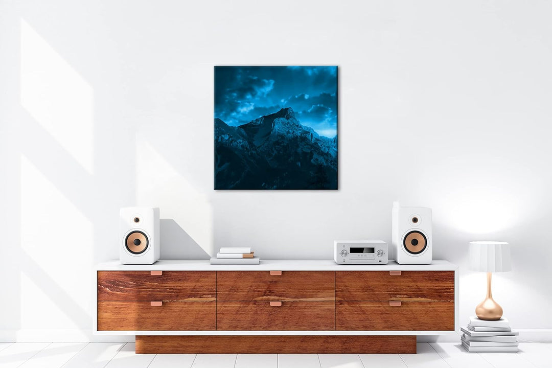 deyoli Sonnenaufgang hinter verschneiten Berggipfeln Format: 70x70 Effekt: Monocrome Blau als Leinwa
