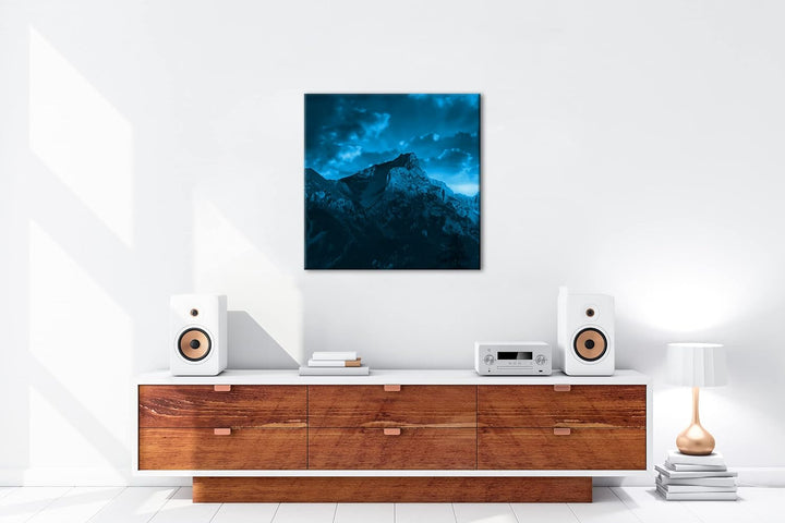 deyoli Sonnenaufgang hinter verschneiten Berggipfeln Format: 70x70 Effekt: Monocrome Blau als Leinwa