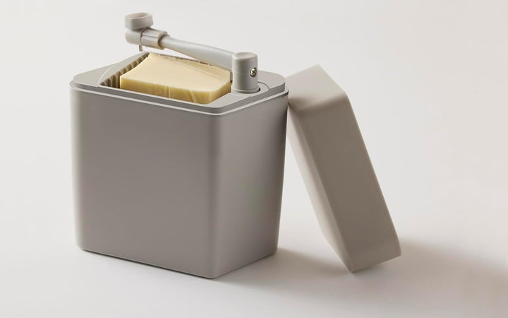 Rosti Classic Käsebox mit Deckel und integriertem Käseschneider, Käseaufbewahrungs Box für Kühlschra