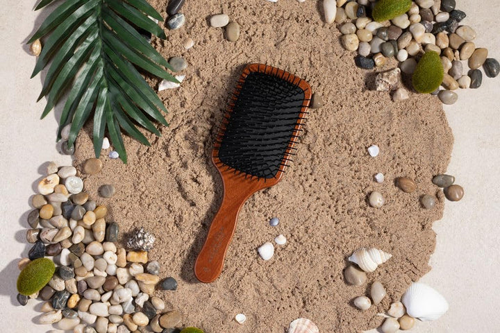 Acca Kappa Pneumatische Kotibé Holz-Paddelbürste mit Pom-Pins Reisegrösse