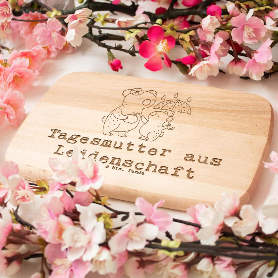 Mr. & Mrs. Panda Schneidebrett Holz Tagesmutter Leidenschaft - Geschenk, Holzbrett, vesperbrett, Frü