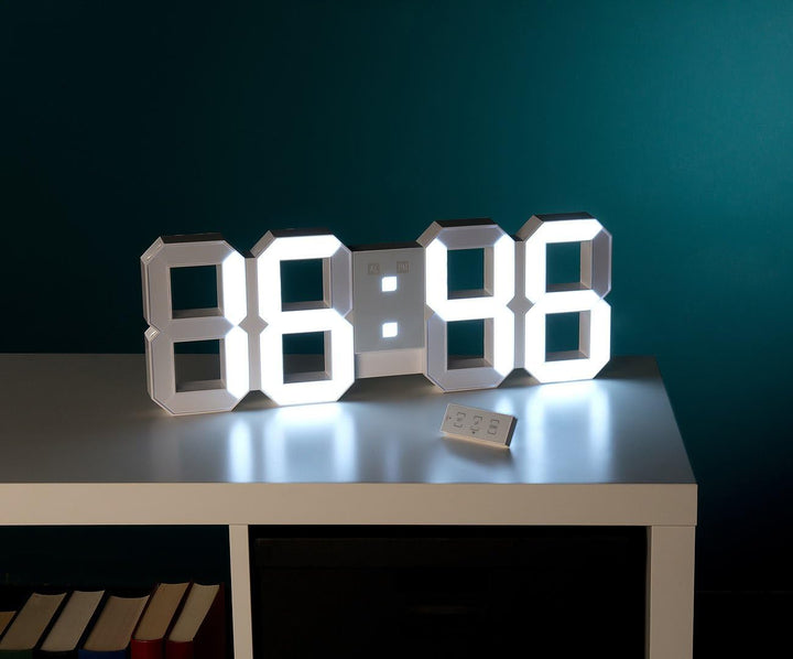 Lunartec LED Uhr Schlafzimmer: Digitale XXL-LED-Tisch- &amp; Wanduhr, 45 cm, dimmbar, Wecker, Fernbedien