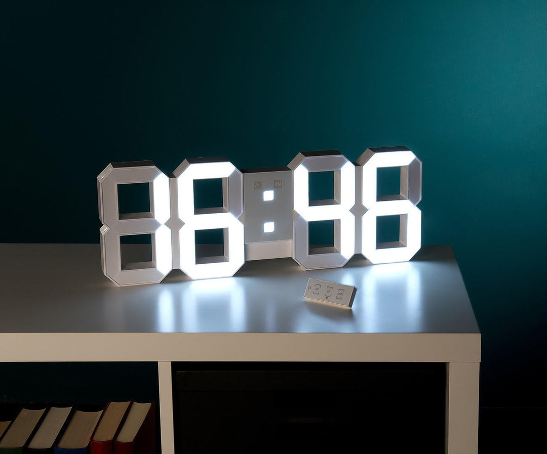 Lunartec LED Uhr Schlafzimmer: Digitale XXL-LED-Tisch- & Wanduhr, 45 cm, dimmbar, Wecker, Fernbedien