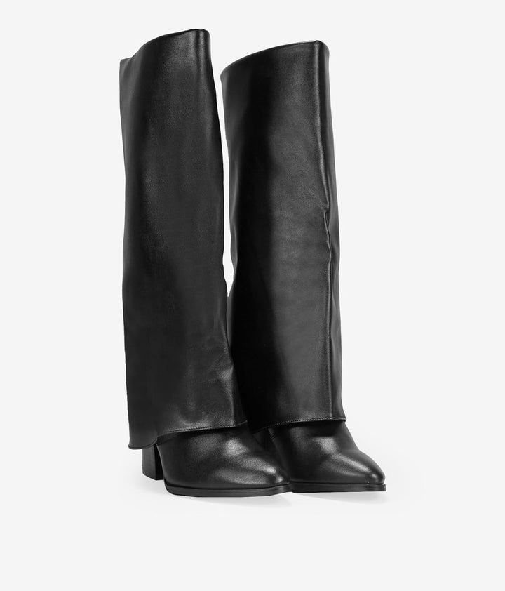 BOSANOVA Stiefeletten aus schwarzem veganem Leder mit gefaltetem Schaft, verlängerter Zehe und 7 cm