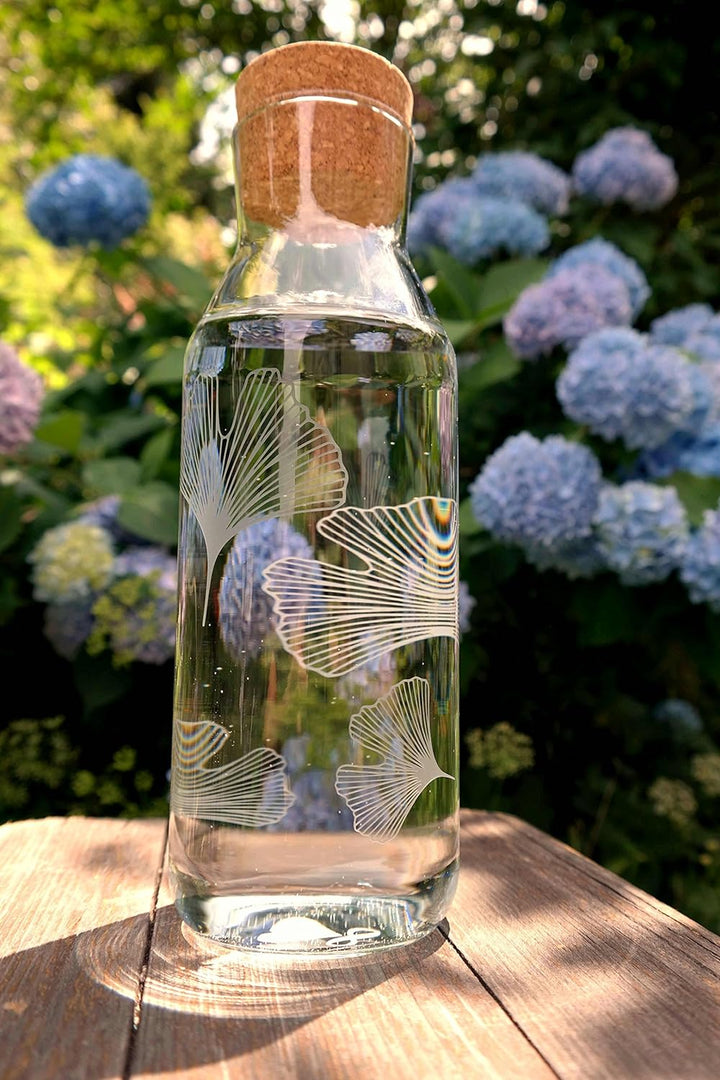 freiglas - 1l Glas-Karaffe Korkverschluss *Ginkgo* Motiv sandgestrahlt von freiglas