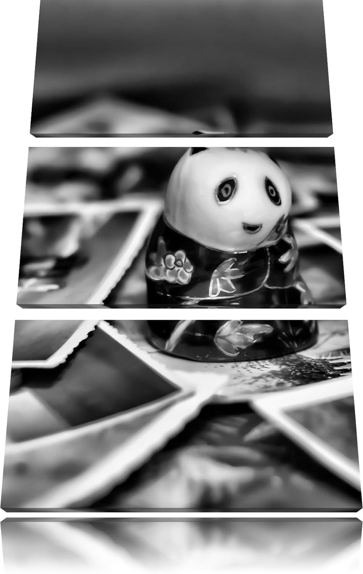 Pixxprint Panda Figur zwischen Fotografien als Leinwandbild/Grösse: 3 Teilig (120x80) cm/Wandbild/Ku