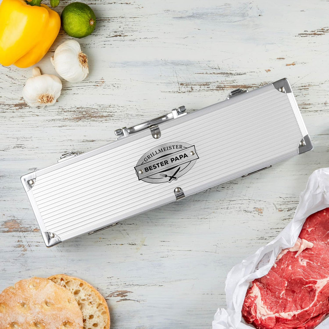 AMAVEL Grillkoffer aus Edelstahl mit Besteck und Gravur Grillmeister & Bester Papa, Pfannenwender, G