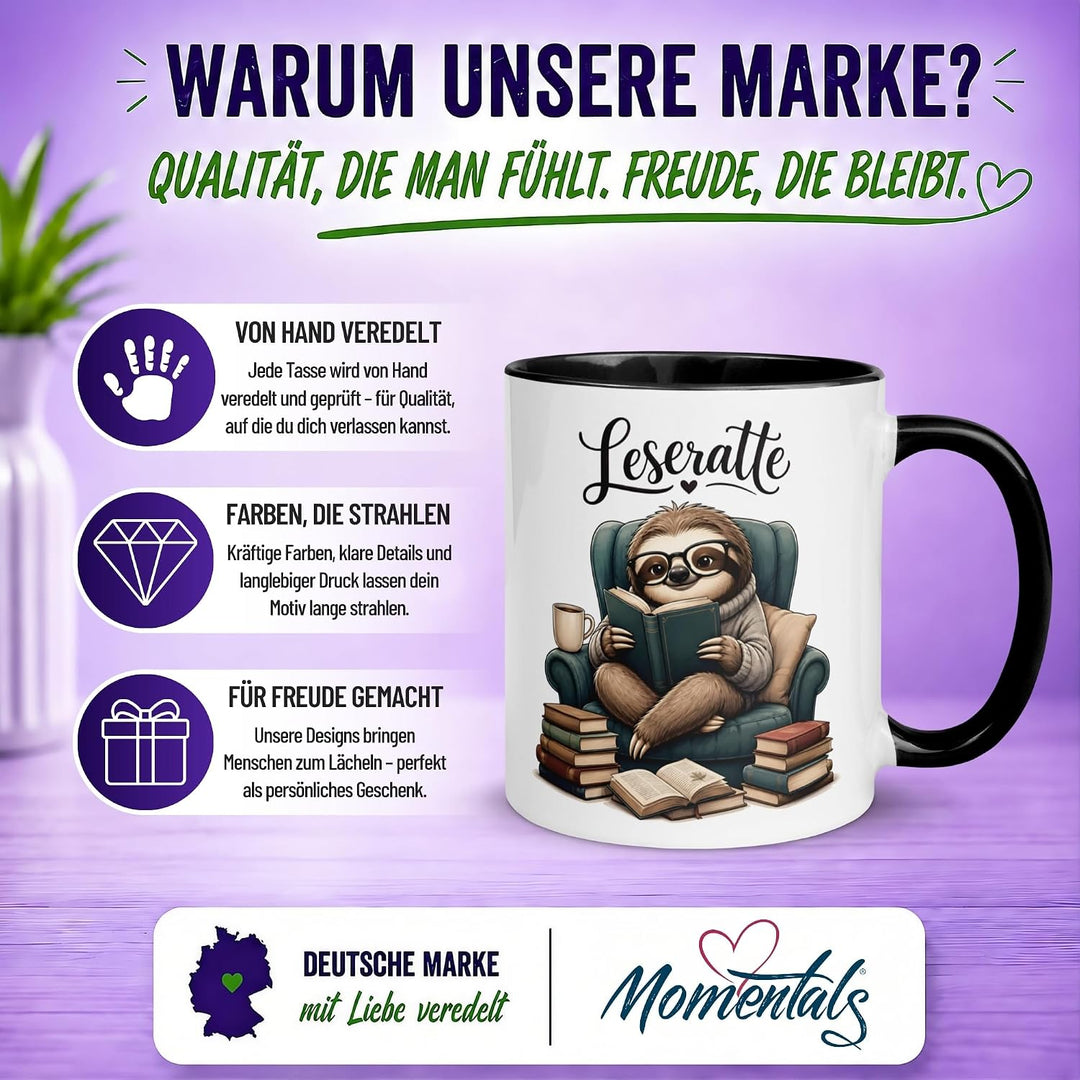 Faultier Tasse | Faultier mit Buch im Sessel | Lustiger Geschenk Becher für Leseratten und Bücherwur