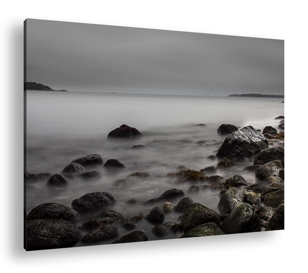 deyoli geheimnisvoller Kiesstrand in Schweden im Format: 60x40 als Leinwandbild, Motiv fertig gerahm