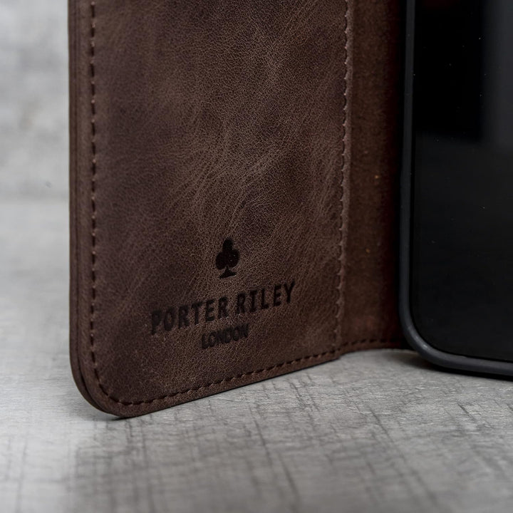 Porter Riley - Lederhülle für iPhone 13 Mini (5.4"). Premium Echtleder Standhülle/Ledertasche/Brieft
