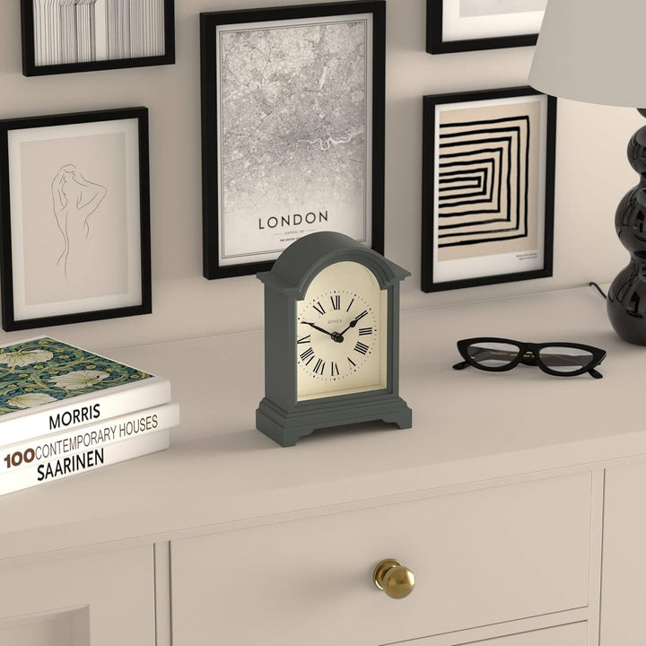JONES CLOCKS® Bistro kaminuhr | Klassisches Design Einer Arch top Carriage Uhr | Grün | Zeitgenössis