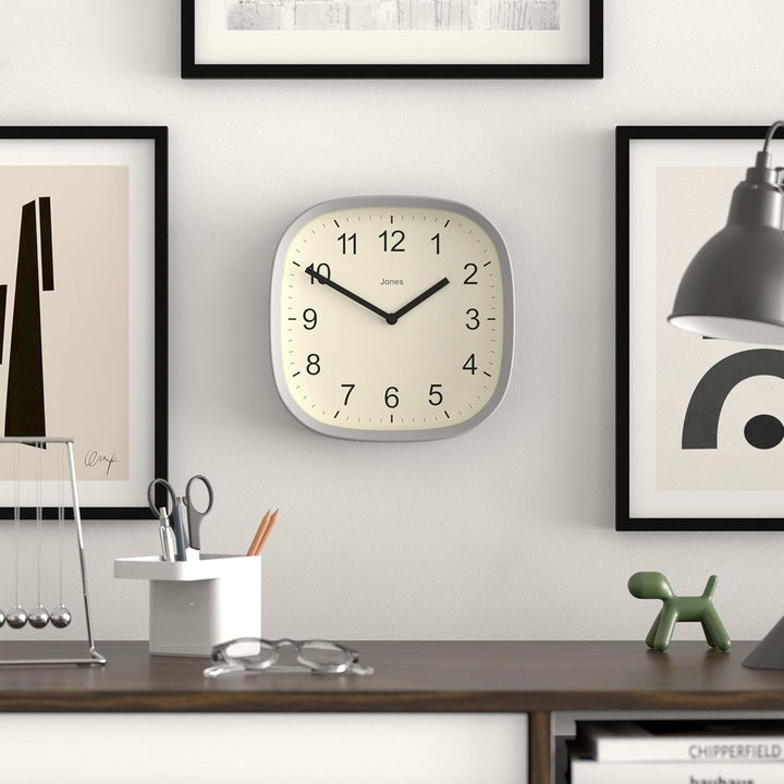 JONES CLOCKS Quadratische Retro-Wanduhr aus hochwertigem Acryl, Sprite' in Grau, 25 x 25 x 5 cm 25 x