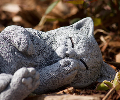 stoneandstyle Steinfigur Katze Minka träumend, massiver Steinguss, Frost- und wetterfest bis -30°C