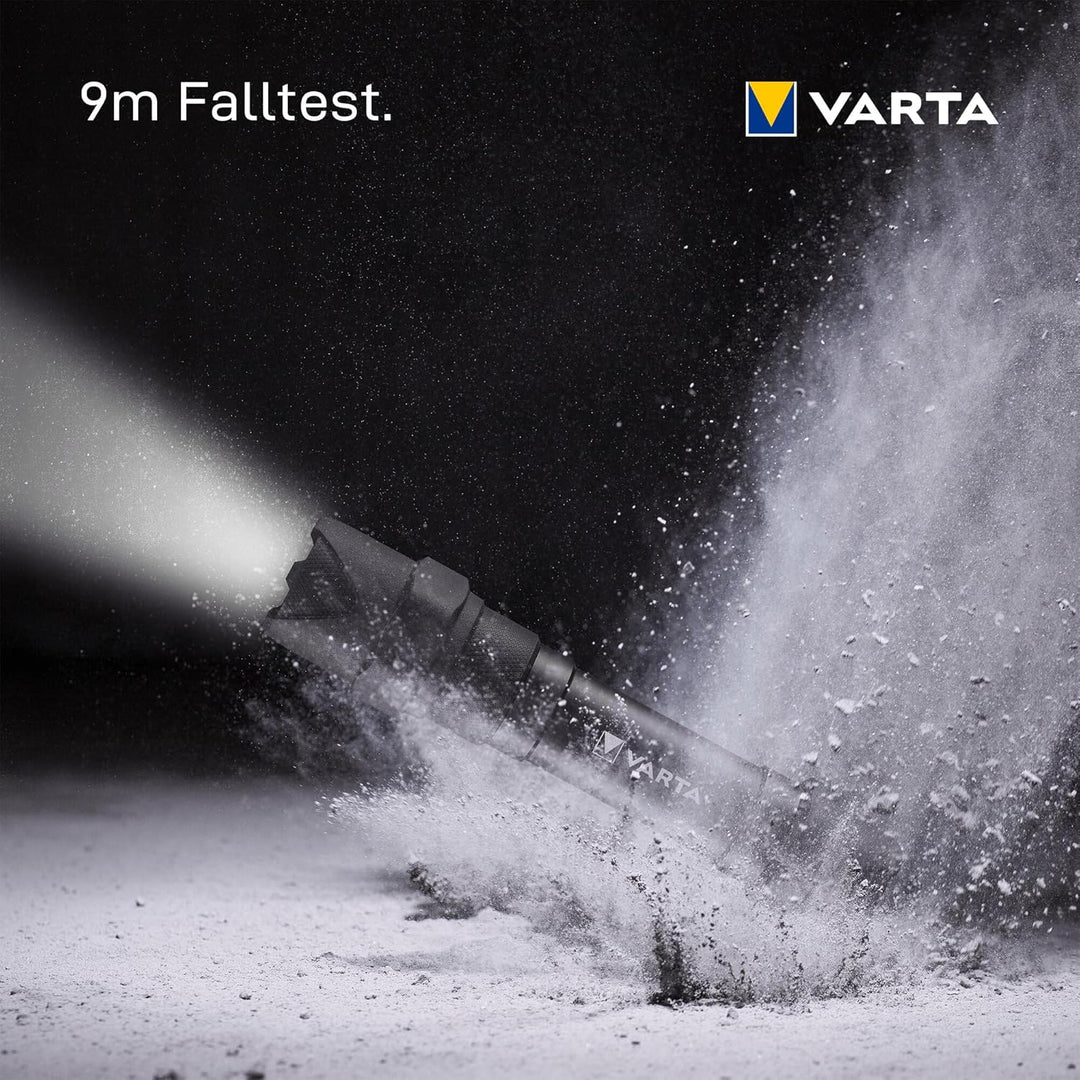 VARTA Taschenlampe LED 6 Watt inkl. 6x AA Batterien, Indestructible F30 Pro Leuchte, Lampe, Arbeitsl