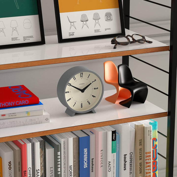 JONES CLOCKS® Venus schreibtischuhr | Modernes rundes Design | Grau | Stilvoller retrolook für Regal