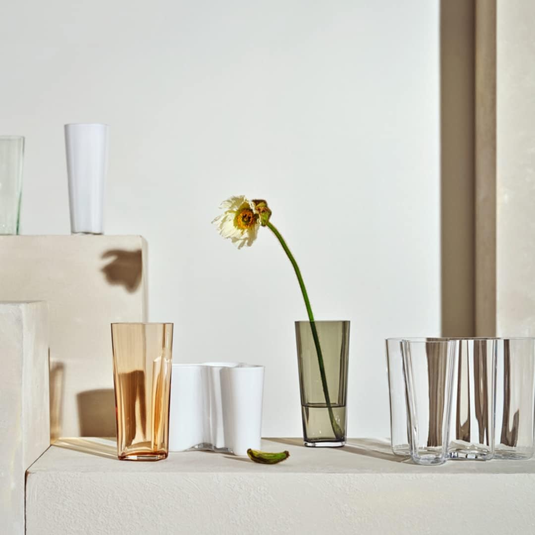 Iitala Vase aus der Alvar Aalto Collection aus Mundgeblasenem Glas in der Farbe Smoky Grey, 18x7,4cm