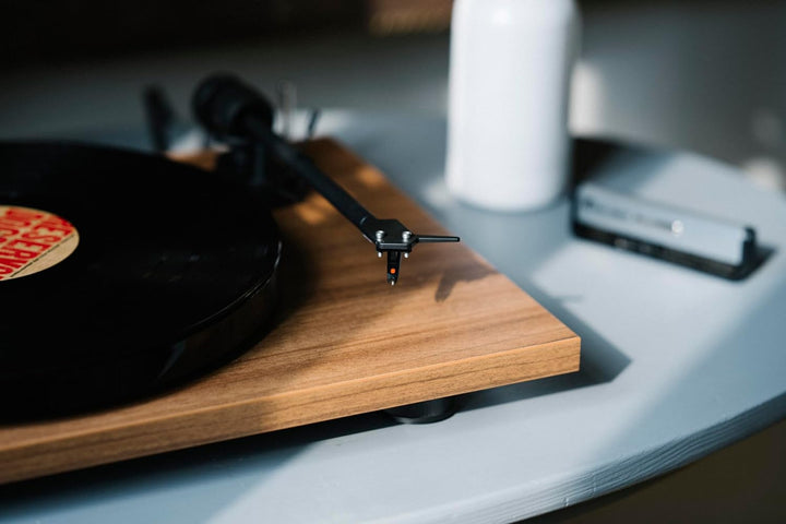 Pro-Ject E1, Plug &amp; Play Einsteiger Plattenspieler mit OM5e System und elektronischer Geschwindigkei