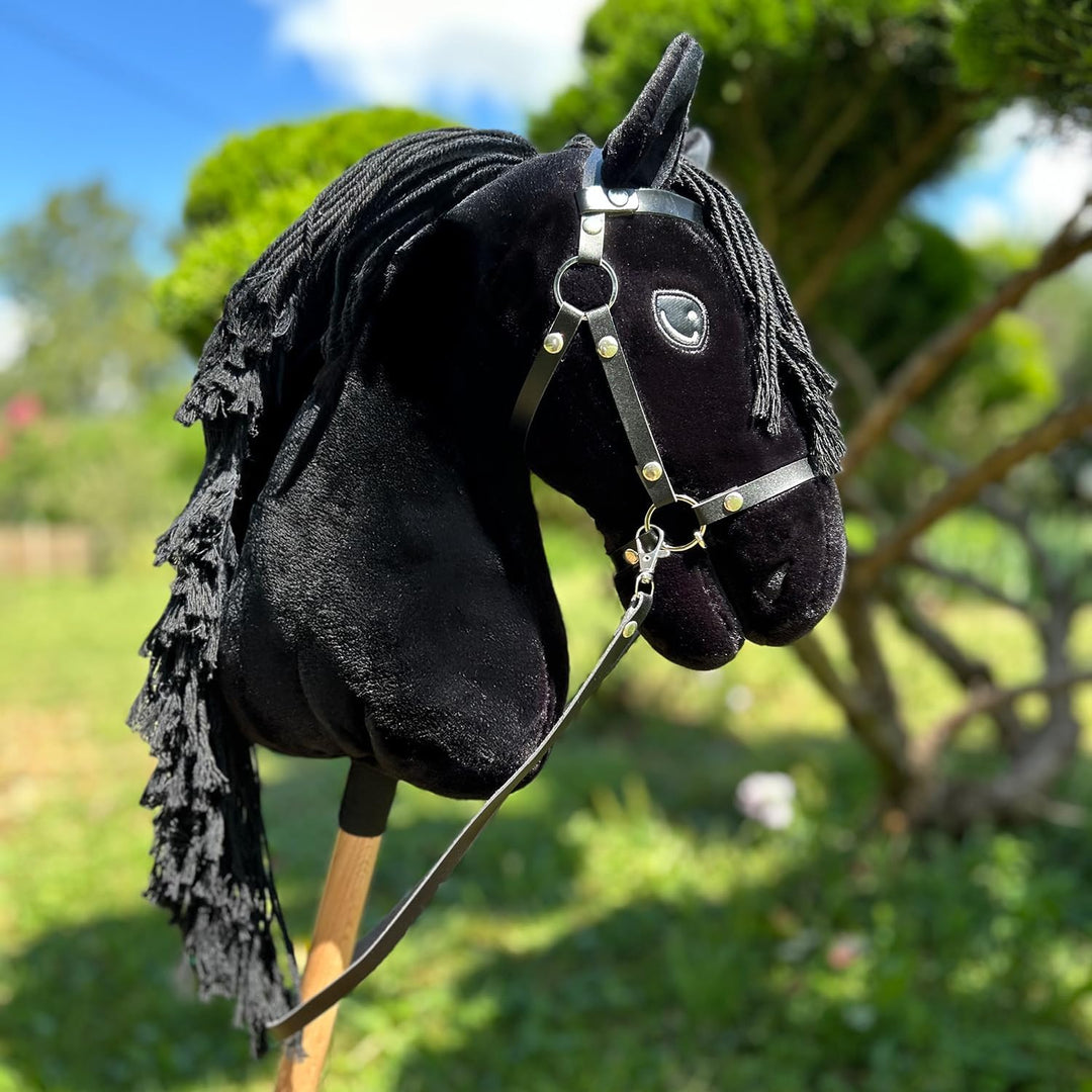 Hobby Horse Friese Schwarz A3 – Steckenpferd Komplettset mit Zaumzeug, Zügeln, Gebiss &amp; weisser Flie
