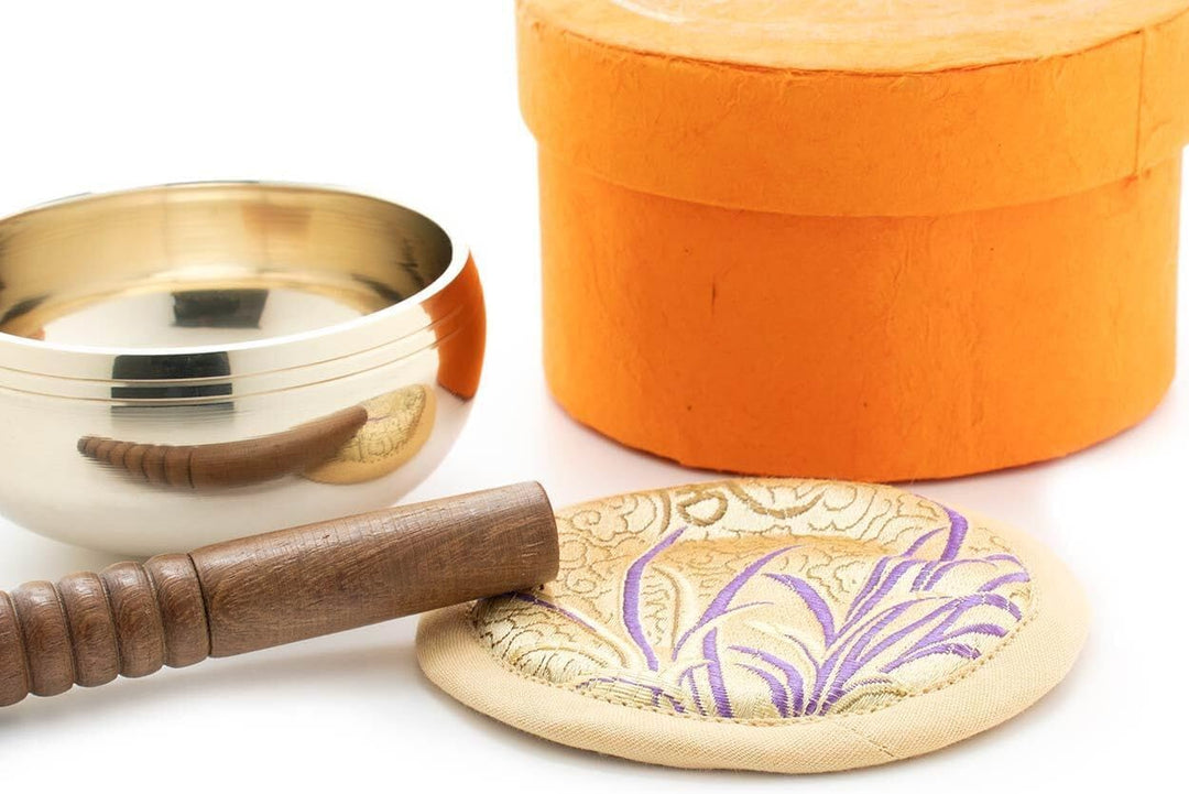 Kleine hochglanz Klangschale in orangefarbiger Box mit Buddha-Aufdruck: Angenehm hell klingende Klan