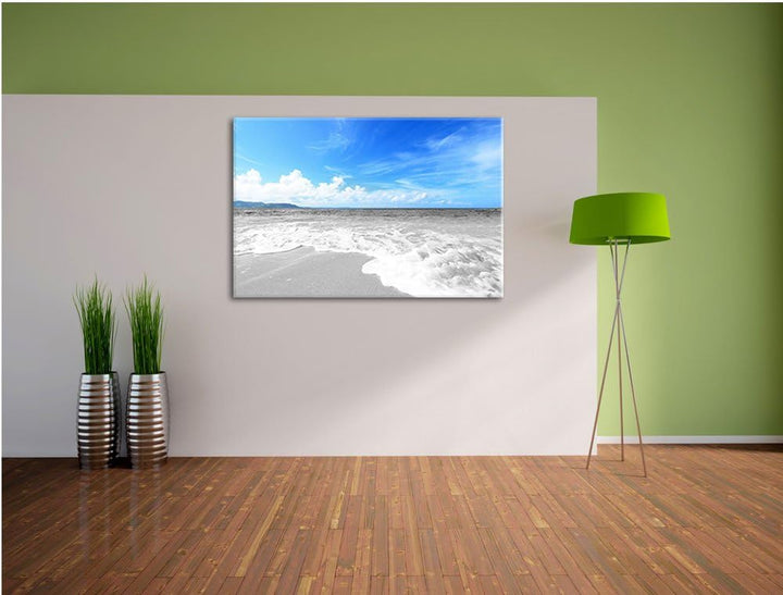 Sandstrand mit Welle bei azurblauen Himmel schwarz/weiss Format: 100x70 auf Leinwand, XXL riesige Bi
