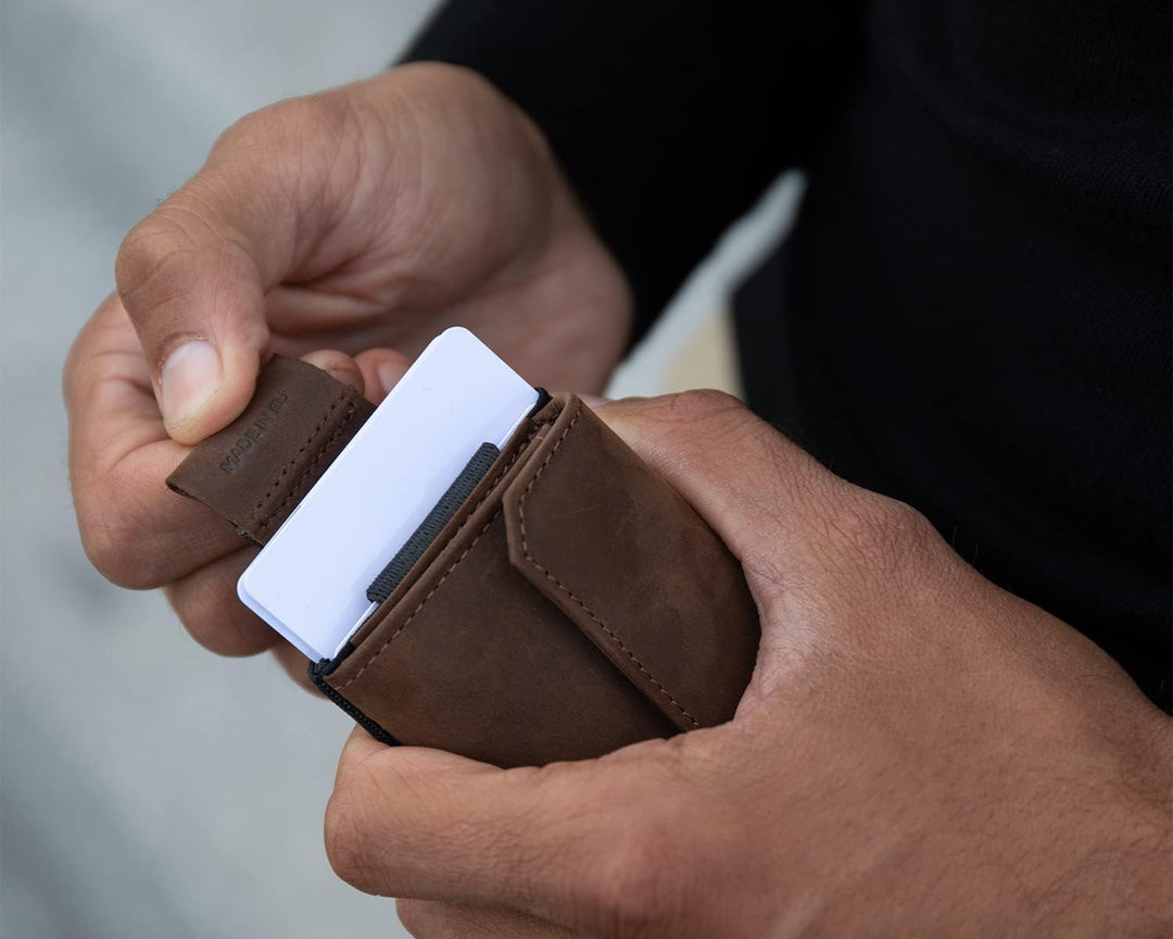Jaimie Jacobs Nano Boy Pocket mit Gravur Slim Wallet Minimalistische Geldbörse mit Münzfach (Büffell