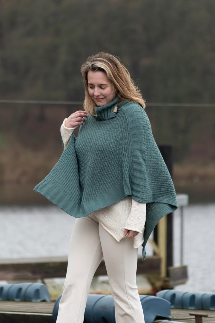 KNIT FACTORY - Nicky Gestrickter Poncho - Damen Strickponcho mit Kragen - Mit Wolle - Hochwertige Qu