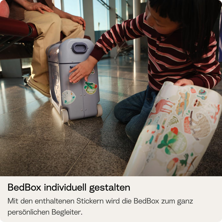 Stokke JetKids BedBox, Moonglow White - Aufsitzkoffer für Kinder von 2-7 Jahren (bis 35 kg) - Lässt