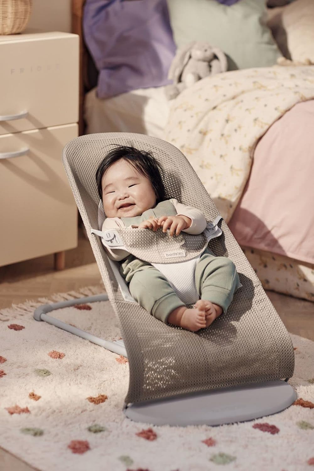 BabyBjörn Babywippe Balance Soft, Hellgrauer Rahmen, Netzstoff, Grau-Beige/Weiss Netzstoff Grau-Beig