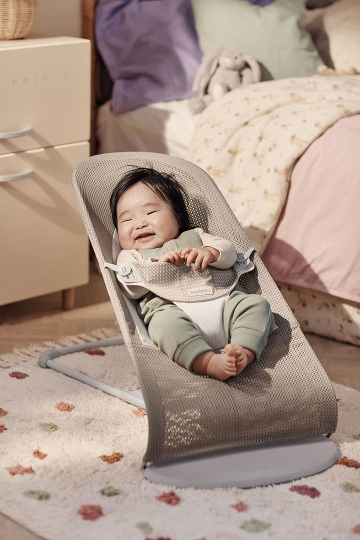 BabyBjörn Babywippe Balance Soft, Hellgrauer Rahmen, Netzstoff, Grau-Beige/Weiss Netzstoff Grau-Beig