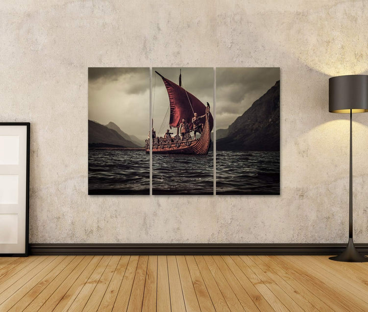 islandburner Bild auf Leinwand Gruppe Von Wikingern Auf Dem Meer Auf Drakkar Mit Bergen Im Hintergru