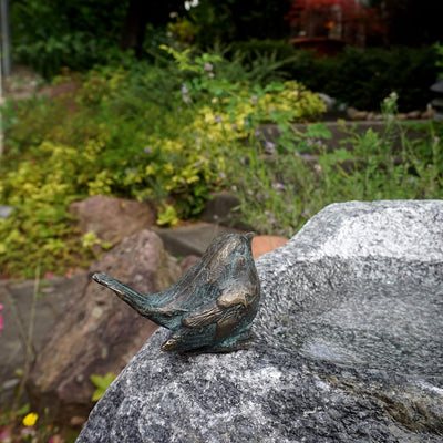 Yerd Gartendeko Figur: Bronzefigur Garten, Vogeltränke aus Schwarzwald-Granit - grau, Vogel auf Stei