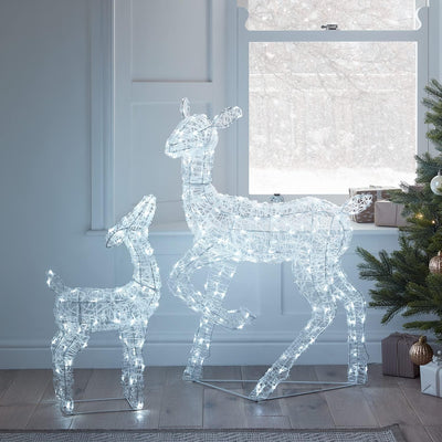 Lights4fun 120cm Swinsty LED Rentier Familie Acryl weiss Timer Rentier Weihnachtsfigur Weihnachtsbel