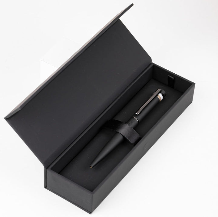 Hugo Boss Loop Iconic Kugelschreiber aus Messing und Gummi in der Farbe Schwarz, Länge: 14,6cm, Mine