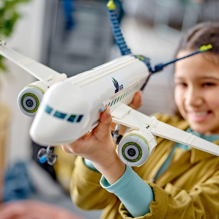LEGO 60367 City Passagierflugzeug Spielzeug-Set, grosses Flugzeug-Modell mit Fahrzeugen des Flughafe