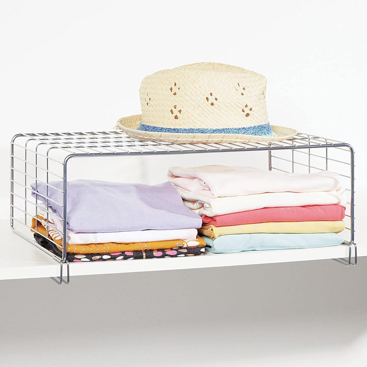 mDesign 2er-Set Drahtkorb für den Kleiderschrank – moderner Schrank Organizer mit 2 Ebenen für Kleid