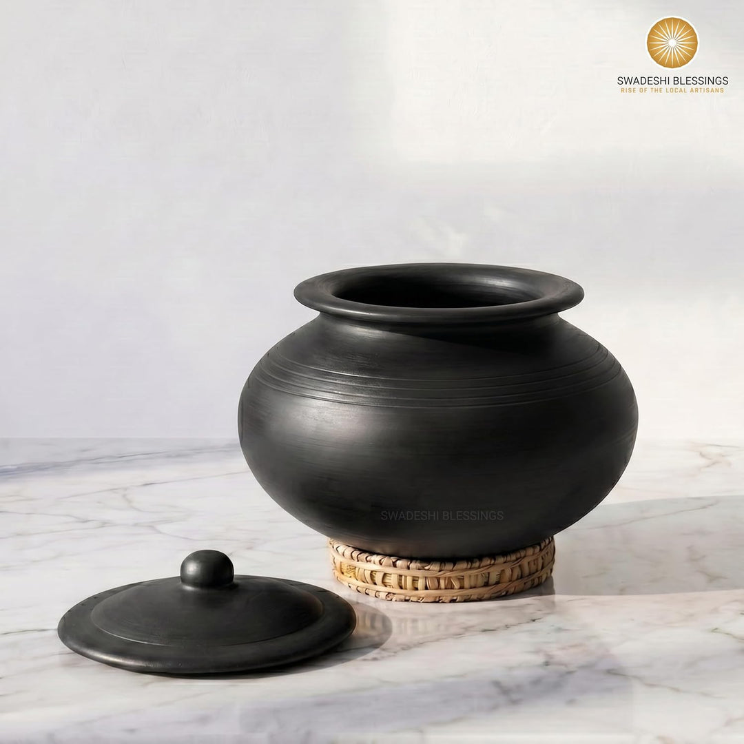 Swadeshi Blessings Handgefertigt Exklusives Sortiment, unglasierter Ton, mit Deckel, 4,5 l, Schwarz,