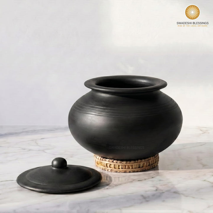 Swadeshi Blessings Handgefertigt Exklusives Sortiment, unglasierter Ton, mit Deckel, 4,5 l, Schwarz,