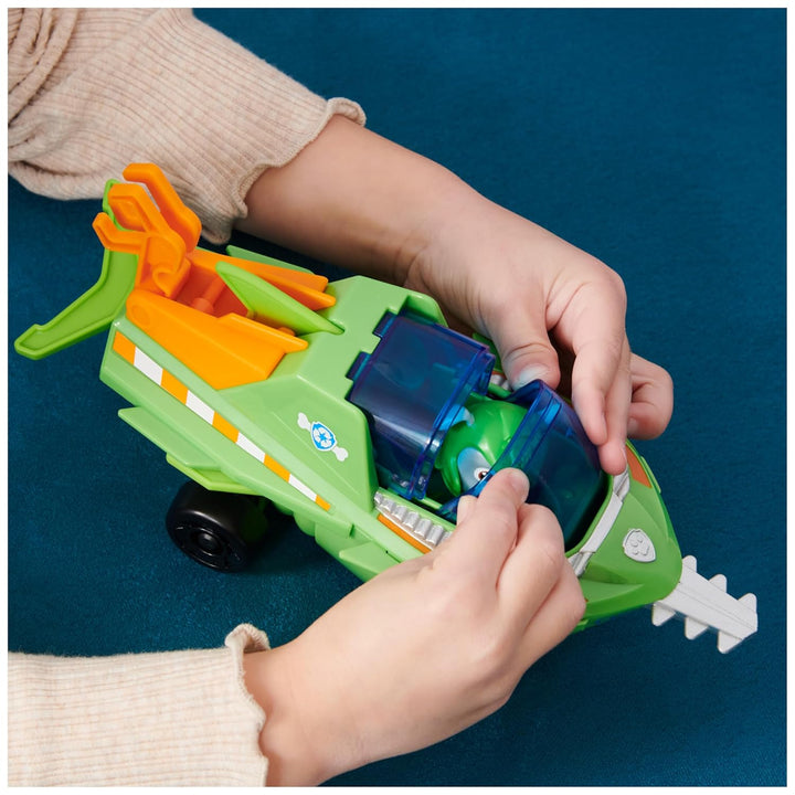PAW PATROL, Aqua Pups - Basis Fahrzeug Spielzeugauto im Sägefisch-Design mit Rocky Welpenfigur, Spie