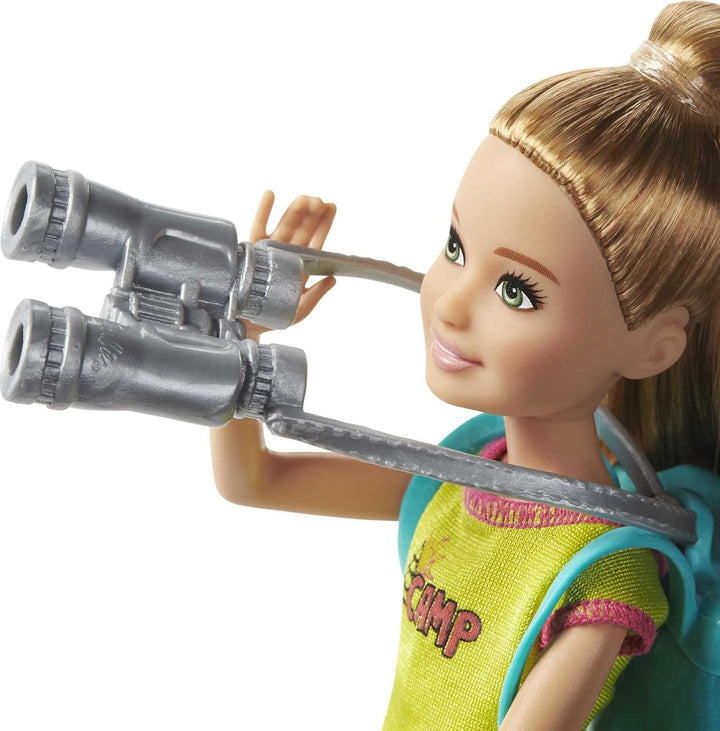 Barbie GJB58 - Team Stacie Puppe und Sommer-Camp Spielset mit Zelt, Kajak und mehr als 15 Zubehörtei