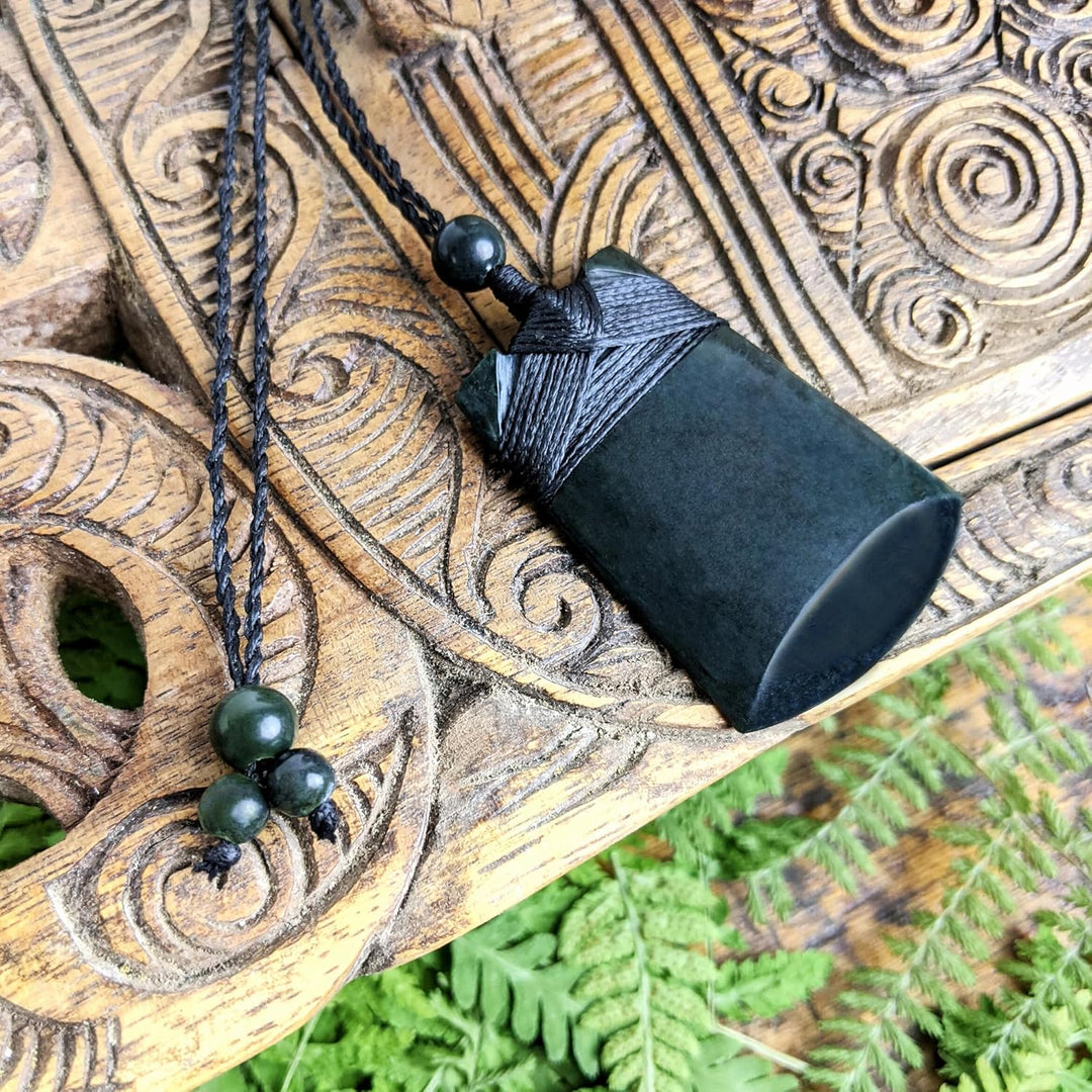 81stgeneration Anhänger Halskette Toki Klinge Geschnitzte Schwarze Nephrit-Jade für Herren und Damen