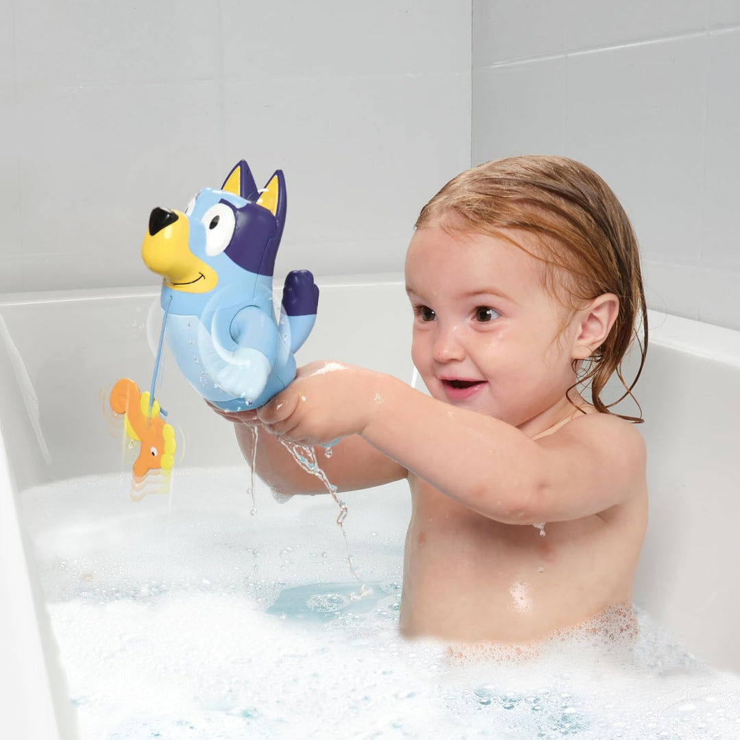 Tomy Toomies Swimming Bluey - Kleinkind Badespielzeug mit Zugschnur Seepferdchen, schwimmt auf Vorde