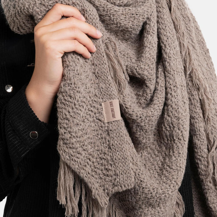KNIT FACTORY - Dreiecksschal Amber - Damen Strickschal mit Wolle - Umschlagtuch für den Herbst und W