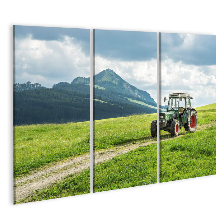 Bild Bilder auf Leinwand Alter Traktor auf der Wiese Schöner Bergblick in den Alpen Wandbild Poster