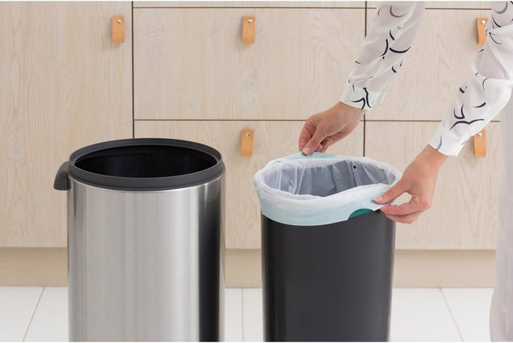 Brabantia Touch Bin New Mit Herausnehmbaren Kunststoffeinsatz, Matt Black/Matt Steel, 30 L